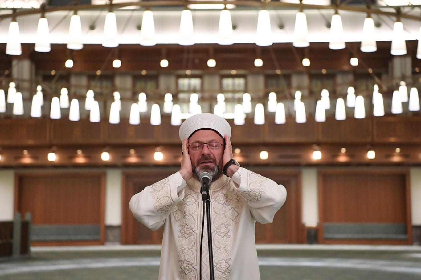 Diyanet İşleri Başkanı Erbaş, Ankara Beştepe Millet Camii’nde sala okudu